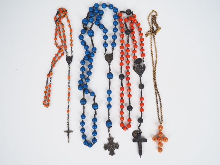 Ensemble comprenant :  - un chapelet en lapis lazzuli - deux chapelets
