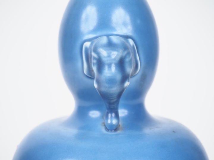 Vase double gourde en porcelaine bleue de Chine à décor de têtes d'élé
