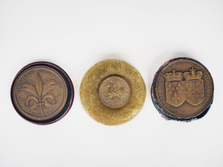 Trois médailles commémoratives représentant :  - le duc de Guise - le 