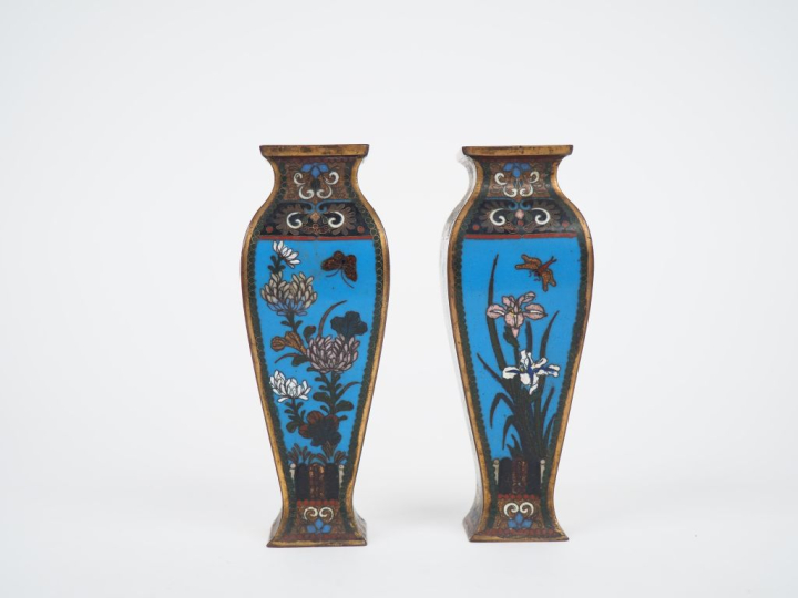 Paire de vases en bronze émaux cloisonnées polychromes à décor de fleu