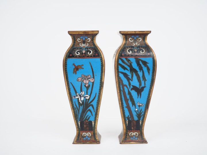 Paire de vases en bronze émaux cloisonnées polychromes à décor de fleu