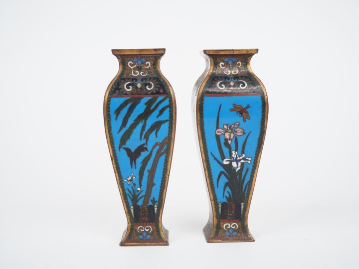 Paire de vases en bronze émaux cloisonnées polychromes à décor de fleu