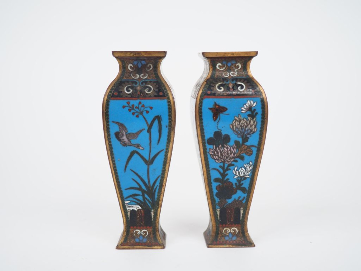 Paire de vases en bronze émaux cloisonnées polychromes à décor de fleu