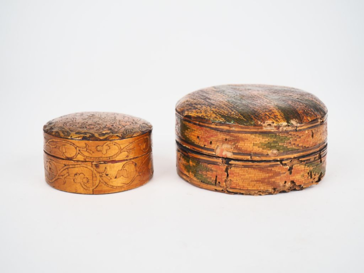 Deux différentes boîtes XIXème en marqueterie de paille l'une à décor 