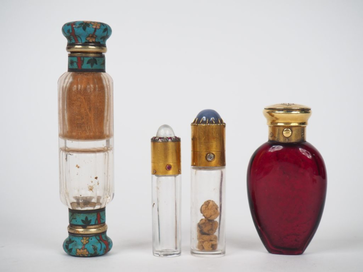 PARDONNEAU. Deux flacons de parfum en verre ou cristal et métal doré, 