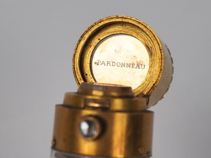 PARDONNEAU. Deux flacons de parfum en verre ou cristal et métal doré, 