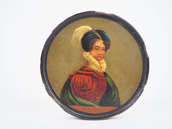 Boîte circulaire XIXème en bois polychrome, le couvercle orné du portr