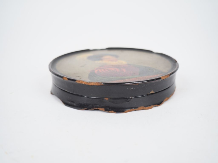 Boîte circulaire XIXème en bois polychrome, le couvercle orné du portr