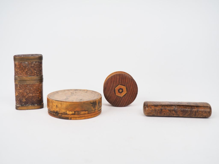 Quatre différentes boîtes, étui et tabatière XIXème et 1900. (une cont
