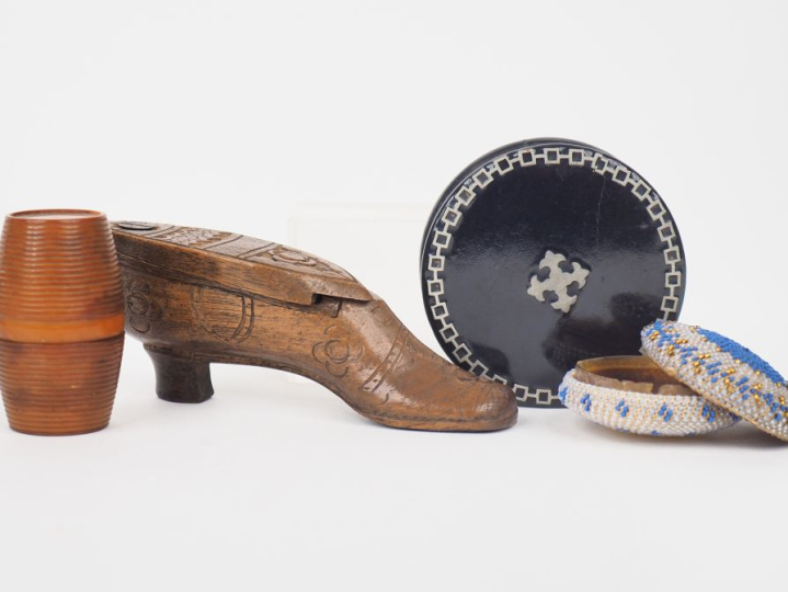 Quatre différentes boîtes en bois sculpté, corne, perles et bois noirc