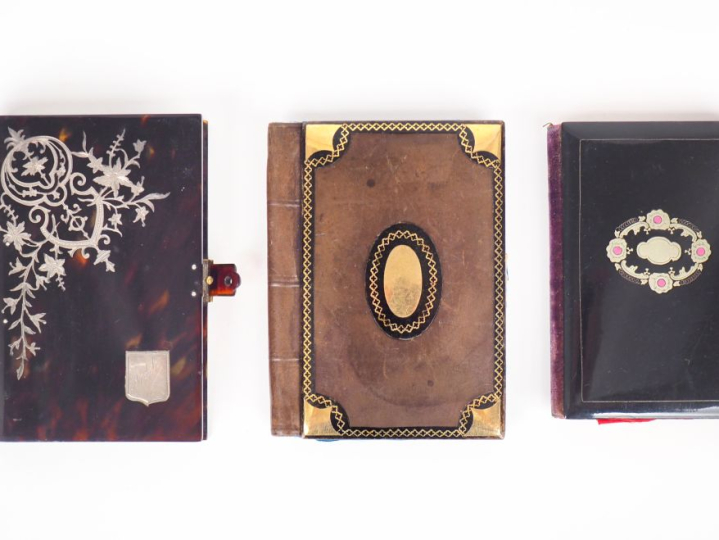 Trois différents carnets de bal Napoléon III en écaille, cuir et bois 