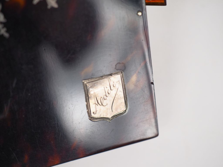 Trois différents carnets de bal Napoléon III en écaille, cuir et bois 