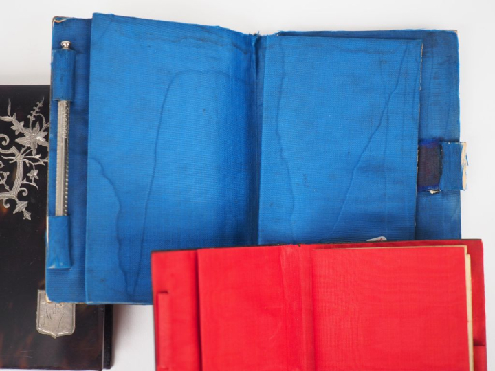 Trois différents carnets de bal Napoléon III en écaille, cuir et bois 