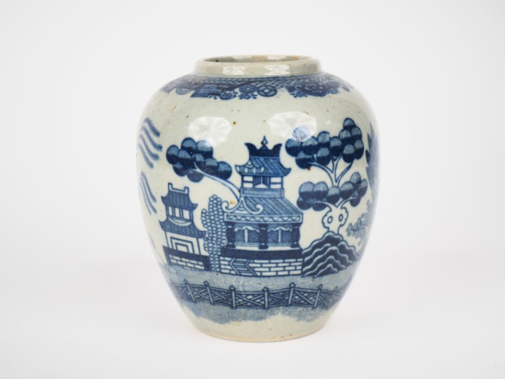 Vase en porcelaine extrême-orient à décor de pavillons, de personnages