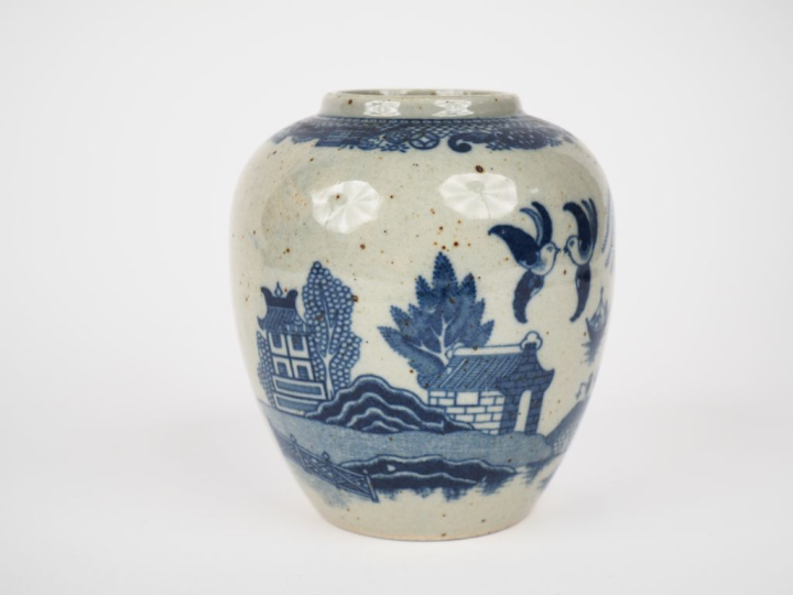 Vase en porcelaine extrême-orient à décor de pavillons, de personnages