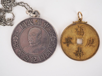 Vente aux enchères 2 pièces en argent et métal doré de la République de Chine, à décor d'