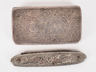 Vente aux enchères Boite couverte en argent, à décor de rinceaux fleuris et d'un monogram
