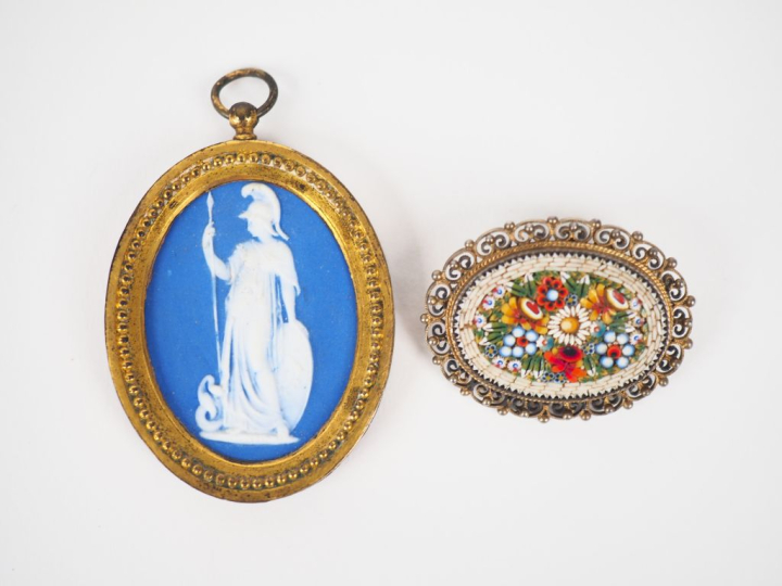 Broche 1900 en argent et vermeil 800 et micromosaique, à décor de fleu