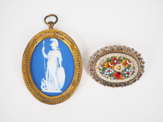 Vente aux enchères Broche 1900 en argent et vermeil 800 et micromosaique, à décor de fleu