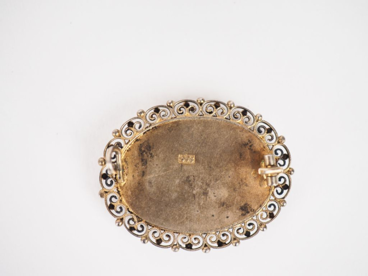 Broche 1900 en argent et vermeil 800 et micromosaique, à décor de fleu