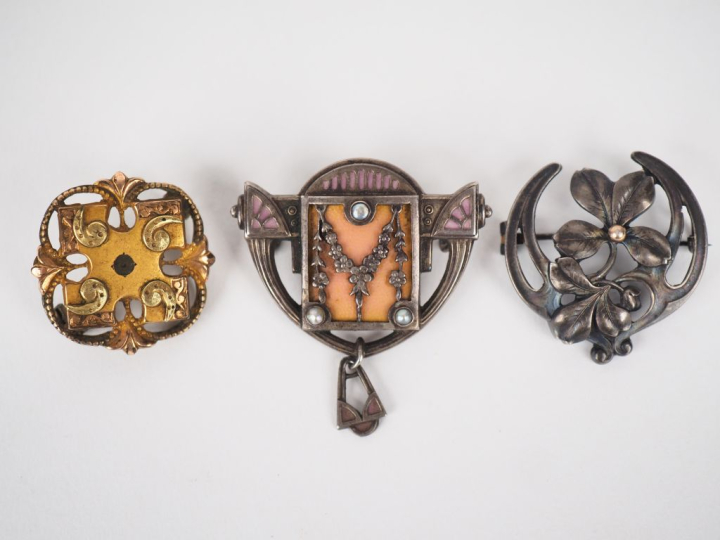 Broche ajourée de style Art Nouveau en argent, à décor de fleur. Poids