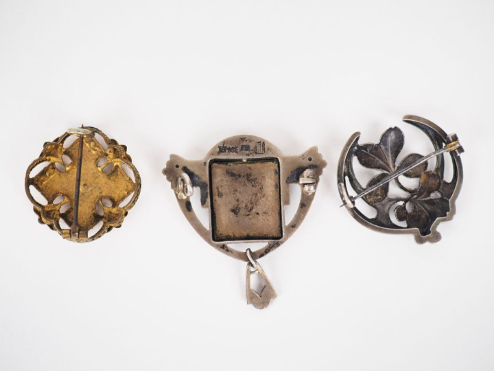 Broche ajourée de style Art Nouveau en argent, à décor de fleur. Poids