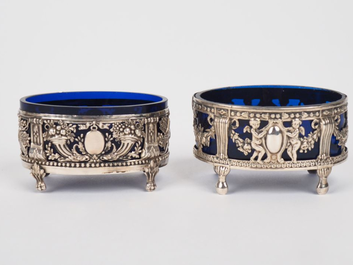 Paire de salerons Louis XVI en argent, à décor d'angelots, de cornes d