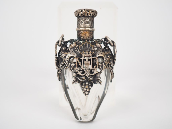 Flacon à sels de style néo Renaissance, en cristal et métal argenté, à