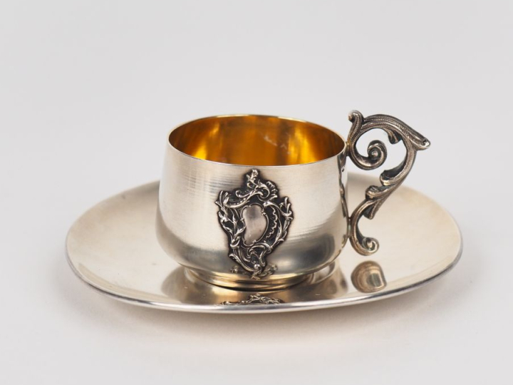 Tasse et sa sous-tasse Napoléon III de style Louis XV en argent 925, p