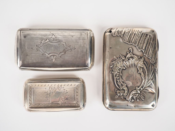Ensemble comprenant :  - une tabatière en argent 925, poinçon Minerve,