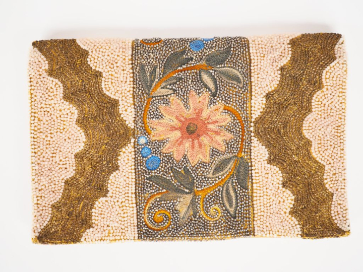 Pochette de soirée début XXème en soie, textile et perles brodées à dé