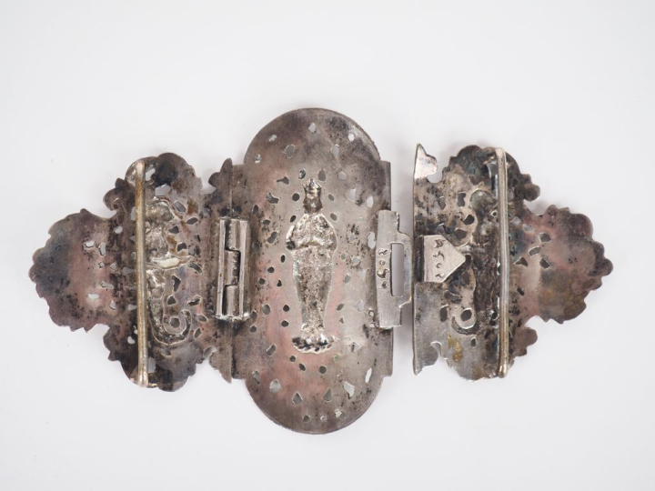 Boucle de ceinture Extreme Orient en argent bas titre, à décor de divi