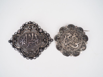 Vente aux enchères Deux broches orientales en métal argenté ou argent bas titre, à décor 