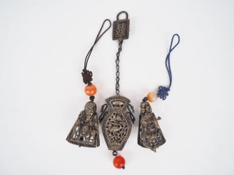 Vente aux enchères Trois différents pendentifs Extreme Orient en métal argenté ou argent 