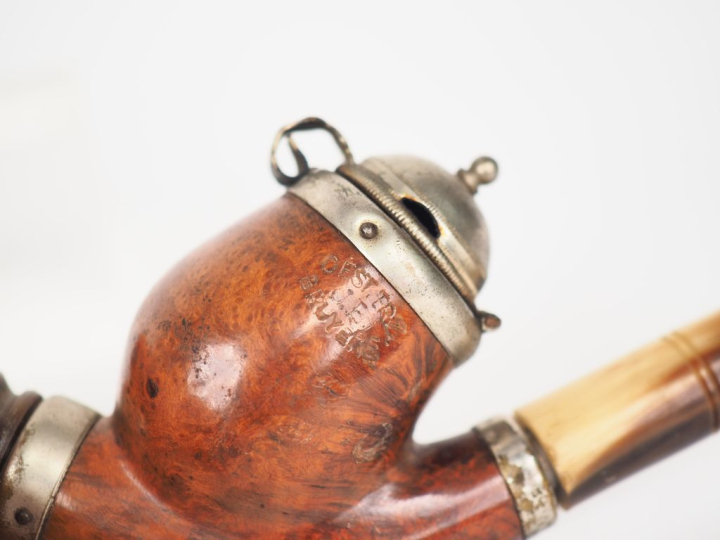 Pipe en bois, corne et métal. Signée. H. 15 cm.