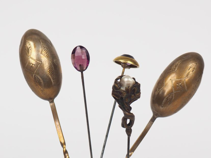 Cinq différentes épingles à chapeaux fin XIXème début Xxème en nacre, 