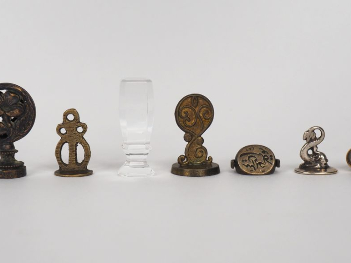Sept différents sceaux en bronze, laiton, métal argenté, pierre dure e