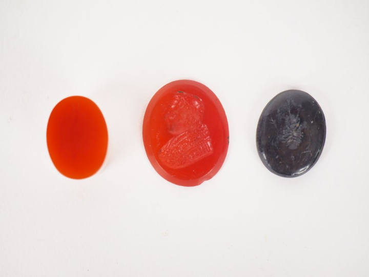 Sept différents sceaux en bronze, laiton, métal argenté, pierre dure e