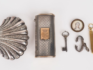 Vente aux enchères Ensemble comprenant :  - un étui à briquet (?) en argent et vermeil, à