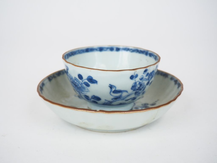 Bol à saké sur sa soucoupe en porcelaine extrême-orient à décor en ble