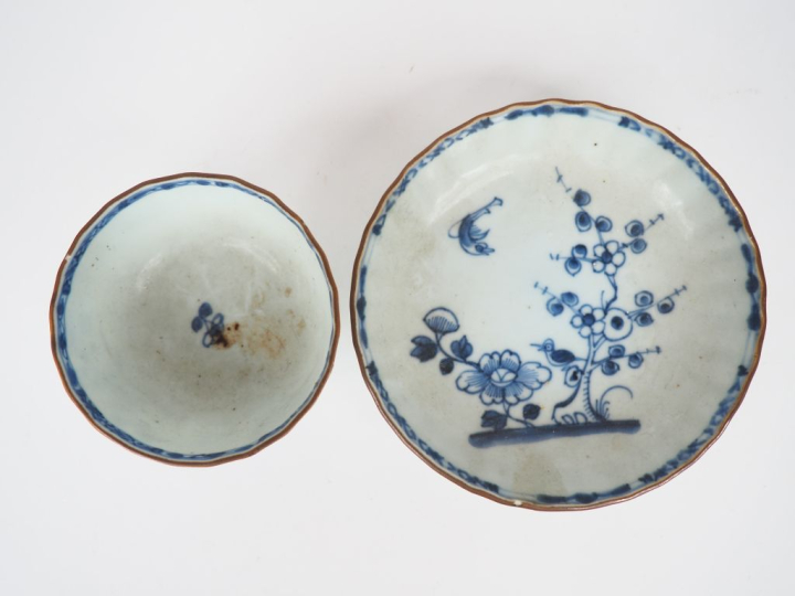 Bol à saké sur sa soucoupe en porcelaine extrême-orient à décor en ble