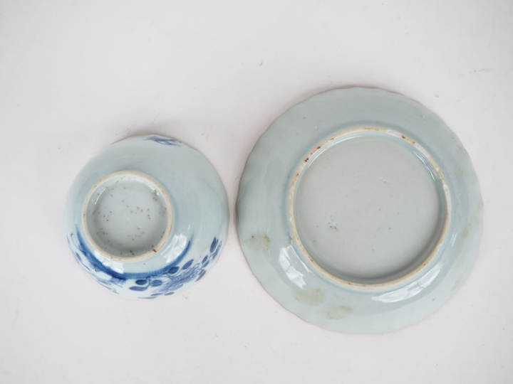 Bol à saké sur sa soucoupe en porcelaine extrême-orient à décor en ble