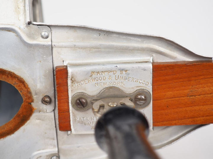 Manufacture Underwood à New York. Visionneuse en bois et métal , Signé