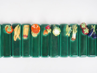 Vente aux enchères Douze porte-couteaux en barbotine à décor polychrome et en relief de f