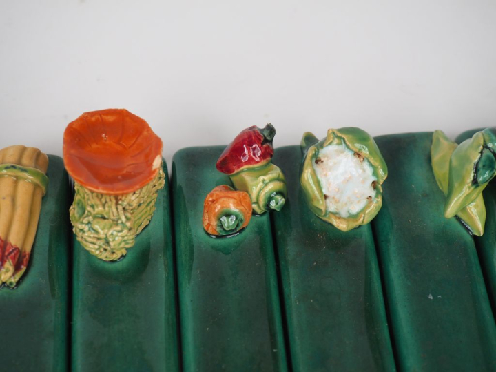 Douze porte-couteaux en barbotine à décor polychrome et en relief de f