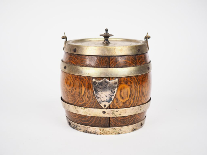 Pot à tabac en forme de tonneau en bois cerclé de métal argenté, à déc