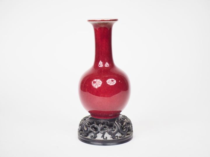 Vase moderne en porcelaine de Chine sang de bœuf, sur un socle en bois