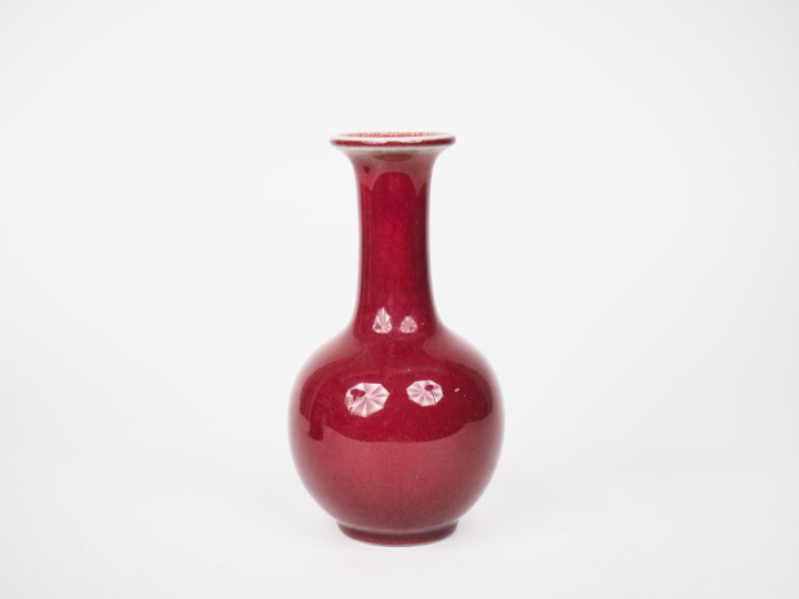 Vase moderne en porcelaine de Chine sang de bœuf, sur un socle en bois