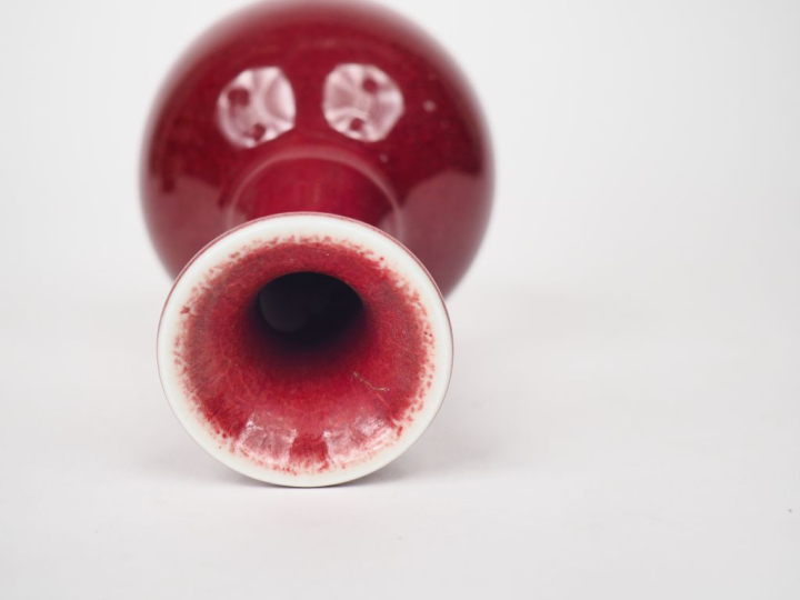 Vase moderne en porcelaine de Chine sang de bœuf, sur un socle en bois