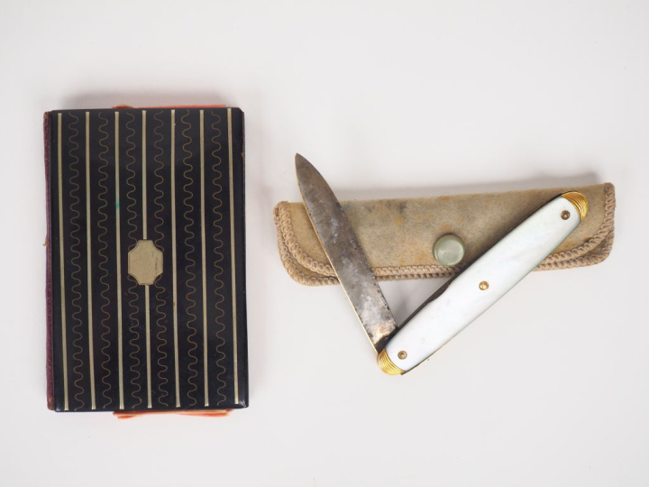 Etui Napoléon III en carton maché marqueté. Intérieur en soie. Dim.  9